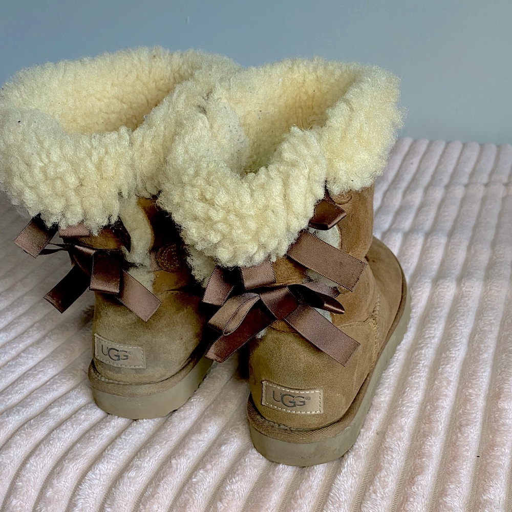 Used-Brown Bailey Bow Uggs🎀